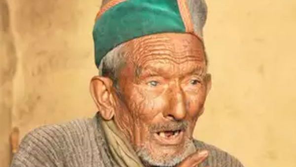 ಸ್ವತಂತ್ರ ಭಾರತದ ಮೊದಲ ಮತದಾರ ನೇಗಿಯಿಂದ ಮತದಾನ