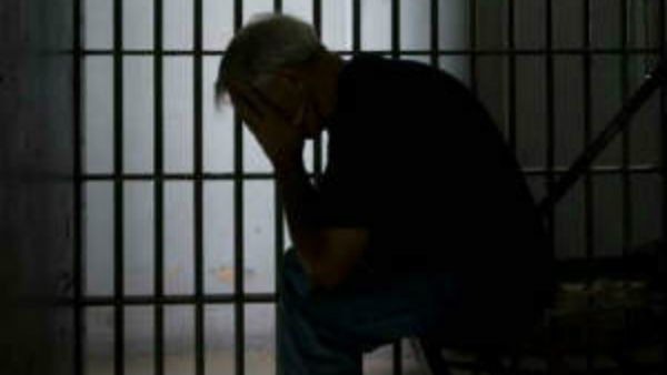 ಮುತ್ತನ್ನು ತೂರಿಬಿಡುತ್ತಿದ್ದ ಅಸಭ್ಯನ ವಿರುದ್ಧ ಗೃಹಿಣಿ ದೂರು