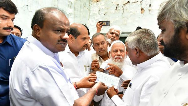 ವಿಕಲಚೇತನರ ಅಹವಾಲು: ಸ್ಥಳದಲ್ಲೇ ಪರಿಹಾರ ನೀಡಿದ ಕುಮಾರಸ್ವಾಮಿ