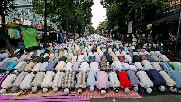 ರಸ್ತೆಯಲ್ಲಿ ನಮಾಜ್ ಗೆ ಬಿಜೆಪಿಯ ತಿರುಗೇಟು: ರಸ್ತೆಯಲ್ಲೇ ಹನುಮಾನ್ ಚಾಲೀಸ್