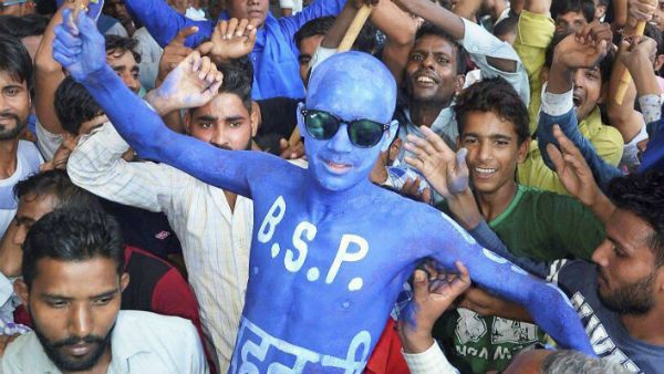 ವಿಡಿಯೋ: ಪಕ್ಷದ ಪ್ರಮುಖ ನಾಯಕನಿಗೆ ಥಳಿಸಿದ ಬಿಎಸ್‌ಪಿ ಕಾರ್ಯಕರ್ತರು