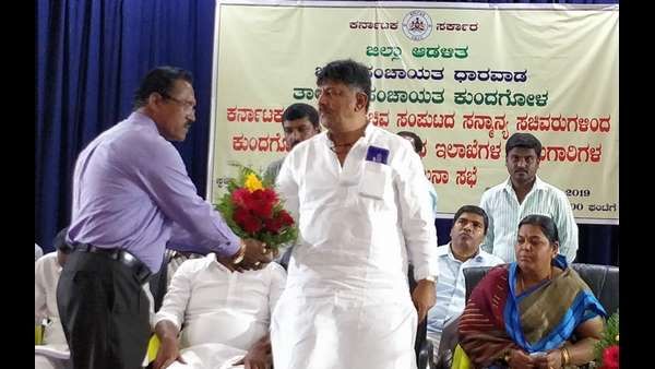 ಹಾರ ತುರಾಯಿ ಹಾಕಿಸಿಕೊಳ್ಳಲು ಬಂದಿಲ್ಲ: ಅಧಿಕಾರಿಗಳ ವಿರುದ್ಧ ಡಿಕೆಶಿ ಕಿಡಿ