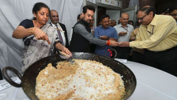 ಬಜೆಟ್ ಪ್ರತಿ ಪ್ರಿಂಟಿಗೂ ಮುನ್ನ ಹಲ್ವಾ ಹಂಚಿದ ನಿರ್ಮಲಾ ಸೀತಾರಾಮನ್