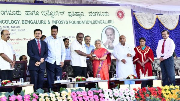 ನೇರವಾಗಿ ವೇದಿಕೆ ಏರಿ ಕುಮಾರಸ್ವಾಮಿ ಕಾಲಿಗೆ ಬಿದ್ದ 9ರ ಬಾಲಕ: ಔದಾರ್ಯ ಮೆರೆದಿದ್ದ ಎಚ್ಡಿಕೆ