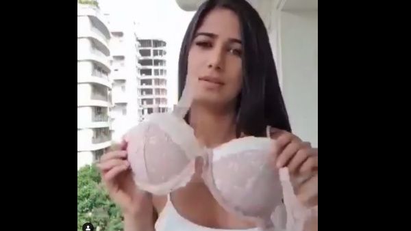 ತನ್ನ ಎದೆಯೊಳಗಿಂದ ಟೀಕಪ್ ತೆಗೆದು ಪಾಕಿಸ್ತಾನಕ್ಕೆ ಕೊಟ್ಟ ಪೂನಂ ಪಾಂಡೆ