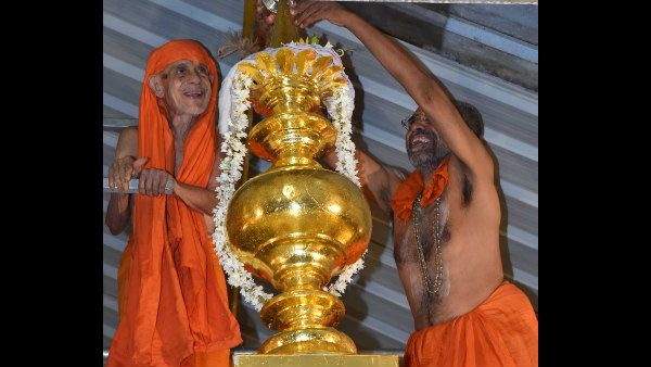 ಉಡುಪಿ ಶ್ರೀ ಕೃಷ್ಣನ ಗರ್ಭಗುಡಿಗೆ ಸುವರ್ಣ ಶಿಖರ ಪ್ರತಿಷ್ಠಾಪನೆ