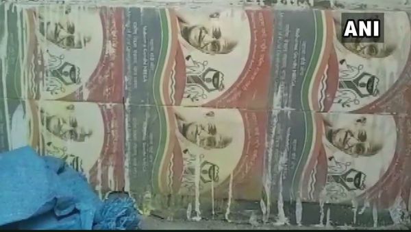 ಬುಲಂದ್ ಶಹರ್ ಸ್ವಚ್ಛ ಭಾರತ್ ಯೋಜನೆ ಶೌಚಾಲಯದ ಟೈಲ್ಸ್ ನಲ್ಲಿ ಗಾಂಧಿ, ಅಶೋಕ ಚಕ್ರ