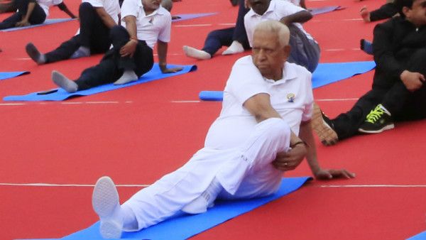 ಜ್ಞಾನಭಾರತಿ ಆವರಣದಲ್ಲಿ ರಾಜ್ಯಪಾಲ ವಜುಭಾಯಿ ವಾಲಾರಿಂದ ಯೋಗ, ಗಣ್ಯರ ಗೈರು