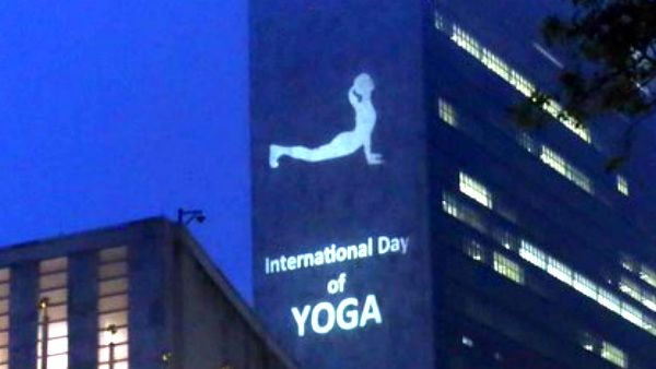 ವಿಶ್ವಸಂಸ್ಥೆಯ ಕೇಂದ್ರ ಕಚೇರಿ ಮೇಲೆ ರಾರಾಜಿಸಿದ ಯೋಗಾಸನ ಭಂಗಿ