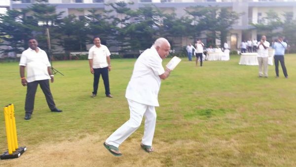 ಅತ್ತ ದೋಸ್ತಿ ಸರ್ಕಾರಕ್ಕೆ ಟೆನ್ಷನ್, ಇತ್ತ ಬಿಜೆಪಿಗರಿಗೆ ಕ್ರಿಕೆಟ್, ಯೋಗ, ಭಜನೆ!