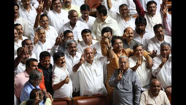 ಸರ್ಕಾರ ರಚನೆಗೆ ಸಿಗದ ಗ್ರೀನ್ ಸಿಗ್ನಲ್: ಅಮಿತ್ ಶಾ ಭೇಟಿಗಾಗಿ ದೆಹಲಿಗೆ ತೆರಳಿದ ಬಿಜೆಪಿ ನಿಯೋಗ