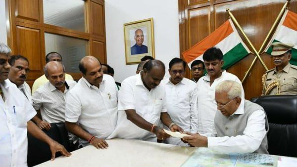ರಾಜ್ಯಪಾಲರನ್ನು ಭೇಟಿ ಮಾಡಿ ರಾಜೀನಾಮೆ ಸಲ್ಲಿಸಿದ ಎಚ್. ಡಿ. ಕುಮಾರಸ್ವಾಮಿ