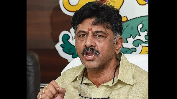 ಅನರ್ಹ ಶಾಸಕರನ್ನು ತಬ್ಬಲಿ ಮಾಡಬೇಡಿ: ಡಿಕೆ ಶಿವಕುಮಾರ್ ವ್ಯಂಗ್ಯ