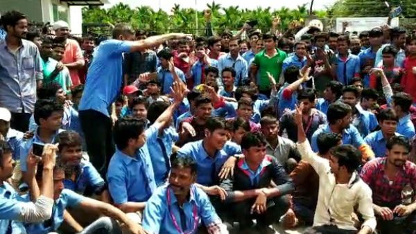 ಹಾಸನದಲ್ಲಿ ಹಿಂಸೆಗೆ ತಿರುಗಿದ ಗಾರ್ಮೆಂಟ್ಸ್ ನೌಕರರ ಪ್ರತಿಭಟನೆ