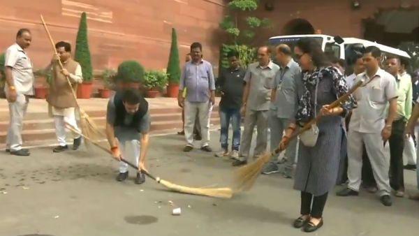 ಪೊರಕೆ ನೆಲಕ್ಕೆ ತಾಗಿಸದೆಯೇ 'ಕಸಗುಡಿಸಿದ' ಹೇಮಾಮಾಲಿನಿ!