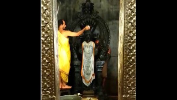 ಗ್ರಹಣದ ನಂತರ ಹೊರನಾಡಿನ ದೇವಿಗೆ ಶುದ್ಧೋದಕ ಅಭಿಷೇಕ