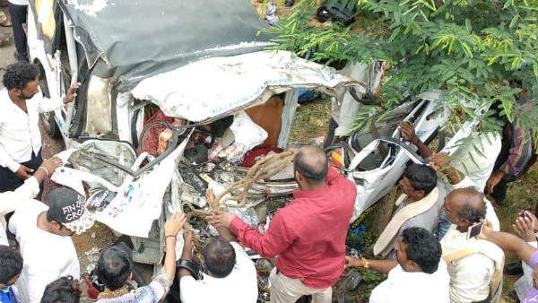 ಚಿಕ್ಕಬಳ್ಳಾಪುರ: ಖಾಸಗಿ ಬಸ್-ಟಾಟಾ ಏಸ್ ನಡುವೆ ಭೀಕರ ಅಪಘಾತ, 12 ಸಾವು