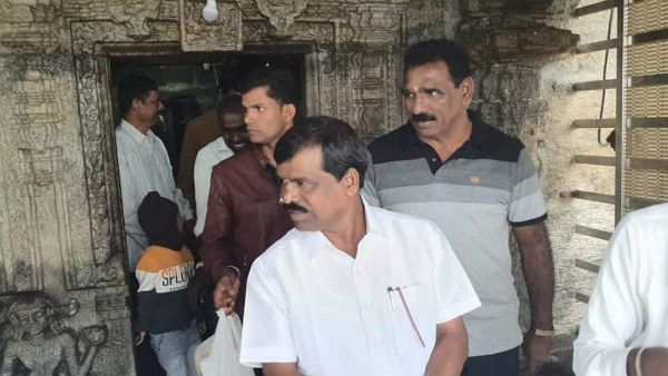 ಬಿಎಸ್ ವೈ ವಿಶ್ವಾಸಮತ ಸಾಬೀತು ಯಶಸ್ಸಿಗೆ ಪ್ರಾರ್ಥಿಸಿ ಎಂ.ಪಿ.ಕುಮಾರಸ್ವಾಮಿ ಪ್ರಾರ್ಥನೆ