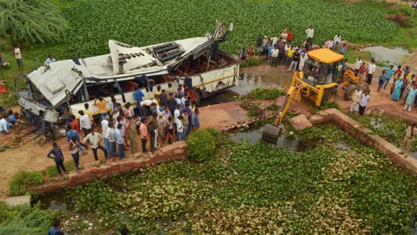 ಕರಾಳ ಕ್ಷಣ: ಜೀವ ಉಳಿಸಿಕೊಳ್ಳಲು ಹೆಣಗಳ ಮೇಲೆ ಹತ್ತುತ್ತಿದ್ದರು!