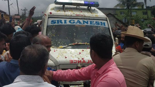ಕೊಟ್ಟಿಗೆ ಹಾರ ತಲುಪಿದ ಸಿದ್ಧಾರ್ಥ್ ಪಾರ್ಥಿವ ಶರೀರ; ಅಗಲಿದ ಜೀವಕ್ಕೆ ಪುಷ್ಪ ನಮನ