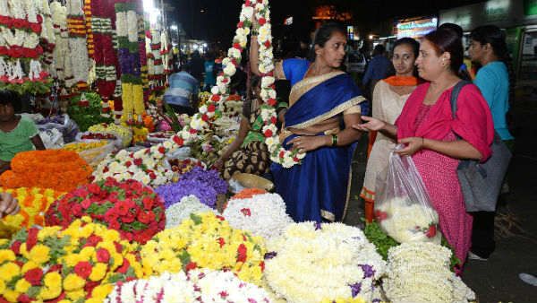 ಮಲ್ಲಿಗೆ 400, ಕಾಕಡ 600; ವರಮಹಾಲಕ್ಷ್ಮೀ ಹಬ್ಬ ಈ ಬಾರಿ ಬಲು ದುಬಾರಿ