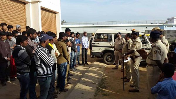 ಬೆಂಗಳೂರು ಪೊಲೀಸರಿಂದ ರೌಡಿ ಪರೇಡ್, ಮಾನವ ಹಕ್ಕು ಉಲ್ಲಂಘನೆ?