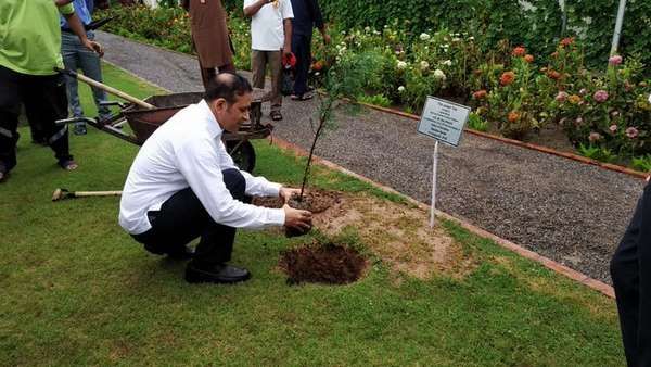 ಹೃದಯ ಗೆಲ್ಲುತ್ತಿದೆ ಭಾರತದ ರಾಯಭಾರಿ ಪಾಕ್‌ನಲ್ಲಿ ಮಾಡಿದ ಕಾರ್ಯ