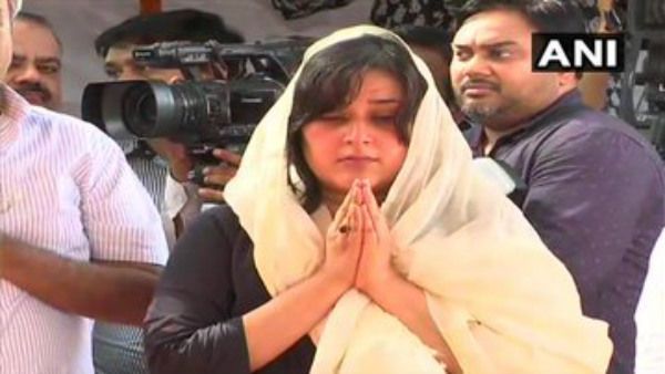 ಅಮ್ಮನ ಅಂತ್ಯಕ್ರಿಯೆ ನೆರವೇರಿಸಿದ ಸುಷ್ಮಾ ಪುತ್ರಿ ಬಾನ್ಸುರಿ ಸ್ವರಾಜ್