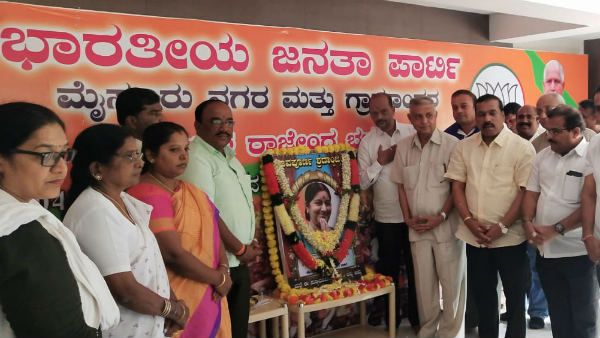 ಪಾರಿವಾಳಗಳಿಗೆ ಆಹಾರ ನೀಡುವ ಮೂಲಕ ಸುಷ್ಮಾ ಸ್ವರಾಜ್ ಗೆ ಶ್ರದ್ಧಾಂಜಲಿ