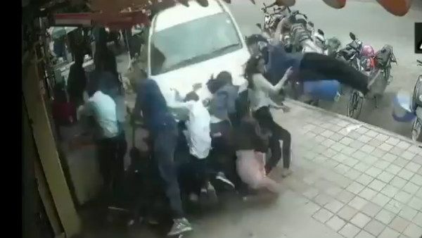 ಫುಟ್‌ಪಾತ್ ಮೇಲೆ ನುಗ್ಗಿದ ಕಾರು, 7 ಮಂದಿಗೆ ಗಾಯ: ವೈರಲ್ ವಿಡಿಯೋ