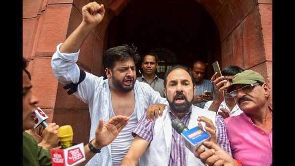 ಇದೆಂಥ ಪುಂಡಾಟ? ಸಂಸತ್ತಿನಲ್ಲೇ ಸಂವಿಧಾನದ ಪ್ರತಿ ಹರಿದ ಸಂಸದರು!