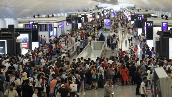 ಹಾಂಕಾಂಗ್‌ನಲ್ಲಿ ಅಲ್ಲೋಲಕಲ್ಲೋಲ: ವಿಮಾನ ಹಾರಾಟ ಬಂದ್