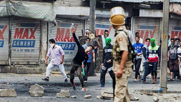 ಕಾಶ್ಮೀರದಲ್ಲಿ 40 ನಾಯಕರು, ಸಾವಿರಕ್ಕೂ ಹೆಚ್ಚು ಪ್ರತಿಭಟನಾಕಾರರು ವಶಕ್ಕೆ