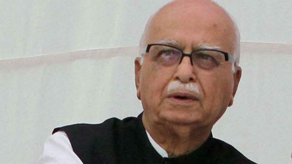 ಜ್ವರದ ನಡುವೆಯೂ ಧ್ವಜಾರೋಹಣ ನೆರವೇರಿಸಿದ ಅಡ್ವಾಣಿ