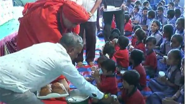 ಕಲ್ಲ ಹಾವಿಗೆ ಹಾಲೆರೆಯಬೇಡಿ; ಅದನ್ನೇ ಮಕ್ಕಳಿಗೆ ಕೊಡಿ: ಜಯಮೃತ್ಯುಂಜಯ ಸ್ವಾಮೀಜಿ