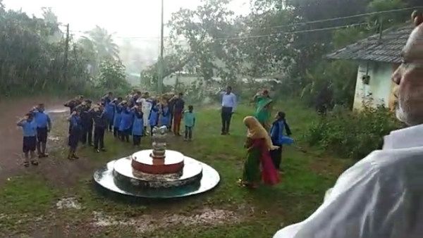 ವಿಡಿಯೋ ವೈರಲ್; ಭಾರೀ ಮಳೆಯಲ್ಲೂ ಕದಲದೇ ರಾಷ್ಟ್ರಗೀತೆ ಹಾಡಿದ ಶಾಲಾ ಮಕ್ಕಳು
