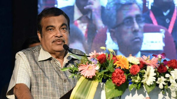 ಕಾಡಿದ ಅನಾರೋಗ್ಯ, ರಾಷ್ಟ್ರಗೀತೆ ಮೊಳಗುವಾಗಲೇ ಕುಳಿತುಬಿಟ್ಟ ಗಡ್ಕರಿ