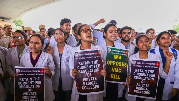 ಕೇಂದ್ರ ಸರ್ಕಾರದ ವಿರುದ್ಧ ನಿಲ್ಲದ ವೈದ್ಯರ ಪ್ರತಿಭಟನೆ