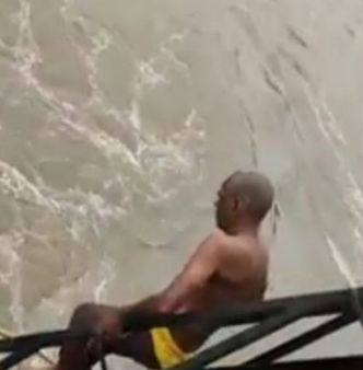 ವಿಡಿಯೋ ಮಾಡಲು ಹೇಳಿ ನೀರಿಗೆ ಧುಮುಕಿದ ಪೂಜಾರಿ ಕಣ್ಮರೆ