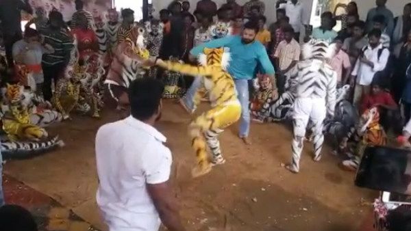 ವಿಡಿಯೋ ವೈರಲ್; ಉಡುಪಿಯಲ್ಲಿ ಹುಲಿ ಕುಣಿತಕ್ಕೆ ಸ್ಟೆಪ್ ಹಾಕಿದ ರಕ್ಷಿತ್ ಶೆಟ್ಟಿ