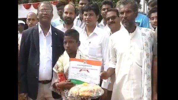 ಪ್ರವಾಹದಲ್ಲಿ ಆಂಬುಲೆನ್ಸ್‌ಗೆ ದಾರಿ ತೋರಿ ಸಾಹಸ ಮೆರೆದ ಬಾಲಕ