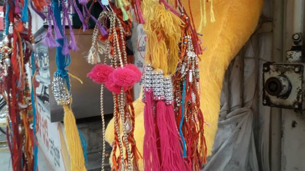 ಇದು ಟ್ರೆಂಡ್; ರಾಖಿ ಕಟ್ಟಿ ಹೆಲ್ಮೆಟ್ ನೀಡುತ್ತಿದ್ದಾರೆ ಸಹೋದರಿಯರು