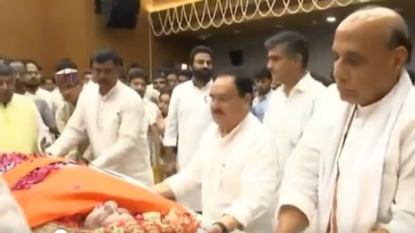 ಸುಷ್ಮಾ ಮೃತದೇಹಕ್ಕೆ ಹೆಗಲಾದ ಬಿಜೆಪಿ ಹಿರಿಯ ನಾಯಕರು: ವಿಡಿಯೋ ವೈರಲ್