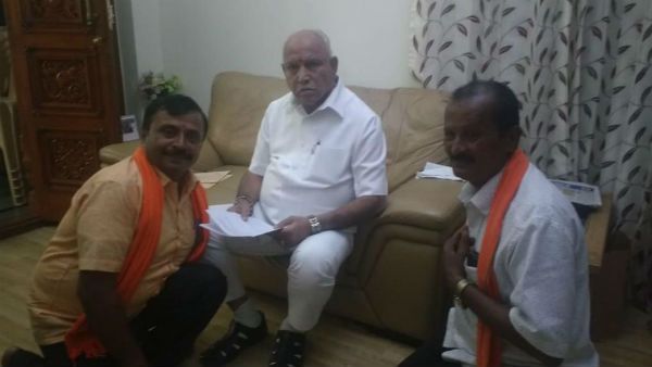 ಅಭಿಮಾನಿಗೆ ಚಪ್ಪಲಿ ಉಡುಗೊರೆ ಕೊಟ್ಟ ಸಿಎಂ