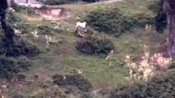 ಬಿಳಿ ಬಾವುಟ ಪ್ರದರ್ಶಿಸಿ ತನ್ನ ಸೈನಿಕರ ಮೃತದೇಹ ಕೊಂಡೊಯ್ದ ಪಾಕಿಸ್ತಾನ