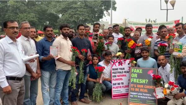 ಚೈನಾ ಹೂಗಳ ವಿರುದ್ಧ ಬೆಂಗಳೂರಲ್ಲಿ ವಿನೂತನ ಪ್ರತಿಭಟನೆ