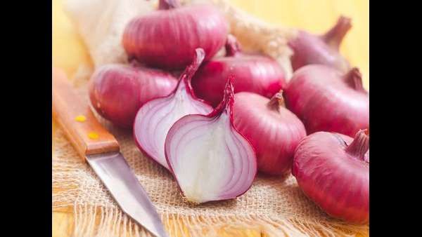 ಒಂದು ಸೀರೆ ಕೊಂಡ್ರೆ ಕೆಜಿ ಈರುಳ್ಳಿ ಫ್ರಿ! ಸರ್ಕಾರ ಬೀಳೋದು ಗ್ಯಾರಂಟಿ?