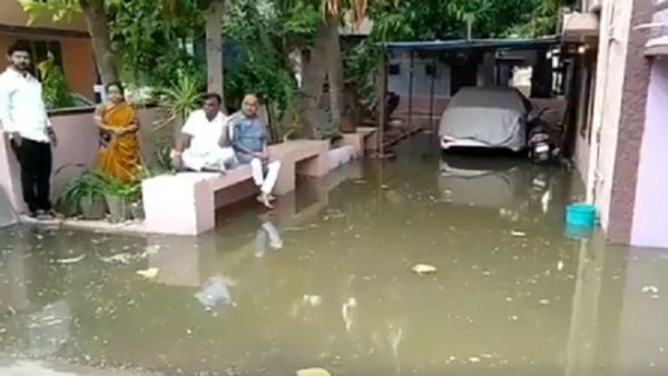 ಮನೆಗೆ ನುಗ್ಗಿದ ಚರಂಡಿ ನೀರು; ಕಟ್ಟೆ ಮೇಲೆ ಕುಳಿತು ತರಾಟೆ ತೆಗೆದುಕೊಂಡ ಬಳ್ಳಾರಿ ಶಾಸಕ