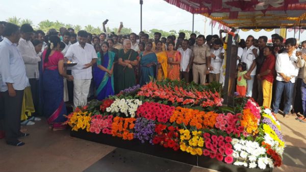 ಸ್ವಗ್ರಾಮದಲ್ಲಿ ಹಿರಿಯರ ಸಮಾಧಿಗೆ ಪೂಜೆ ಸಲ್ಲಿಸಿದ ಡಿಕೆಶಿ