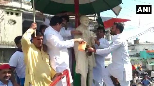 ಗಾಂಧಿ ಪ್ರತಿಮೆ ಮುಂದೆ ಫಿರೋಜ್ ಖಾನ್ ಅಳು ನೋಡಿ ಜನ ಸುಸ್ತು!